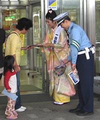 全国交通安全運動啓発活動の様子の写真