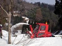 除雪機を稼働させて除雪をしている写真