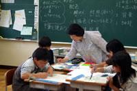 神野小学校図画工作教室での作業の様子