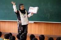 学校支援ボランティアの方が読み聞かせをしている写真
