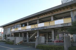 コンクリート造りの建物で2階建てです