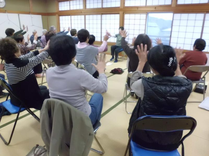 介護予防体操に取り組む参加者たちの様子の写真1