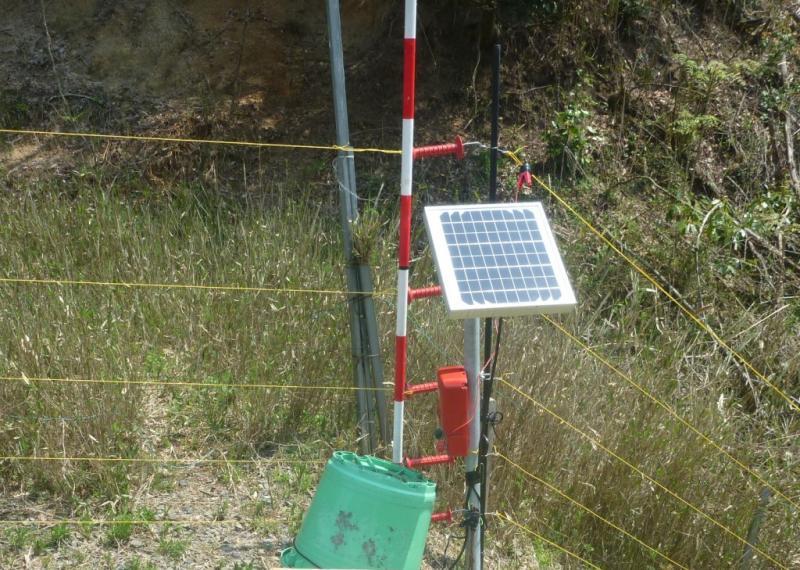 (写真)太陽光をバッテリーとした電気さく電源装置