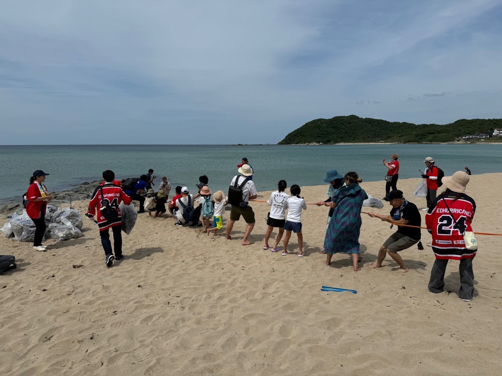 地域の方とビーチクリーンに取り組む画像