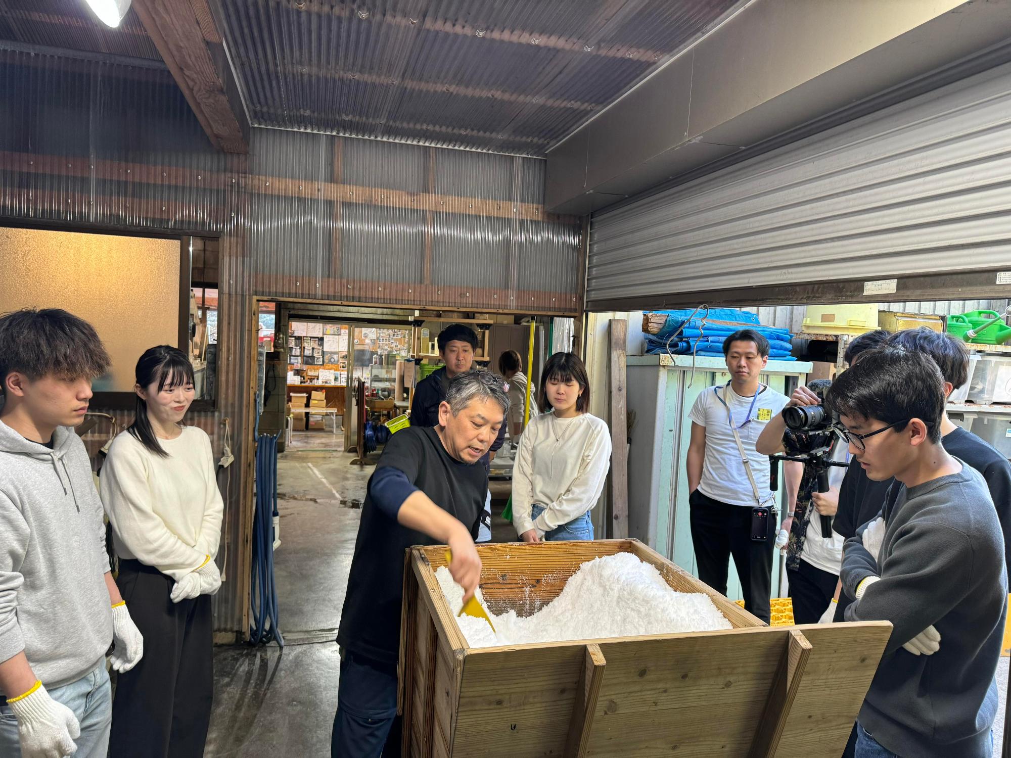 琴引きの塩づくり体験の様子