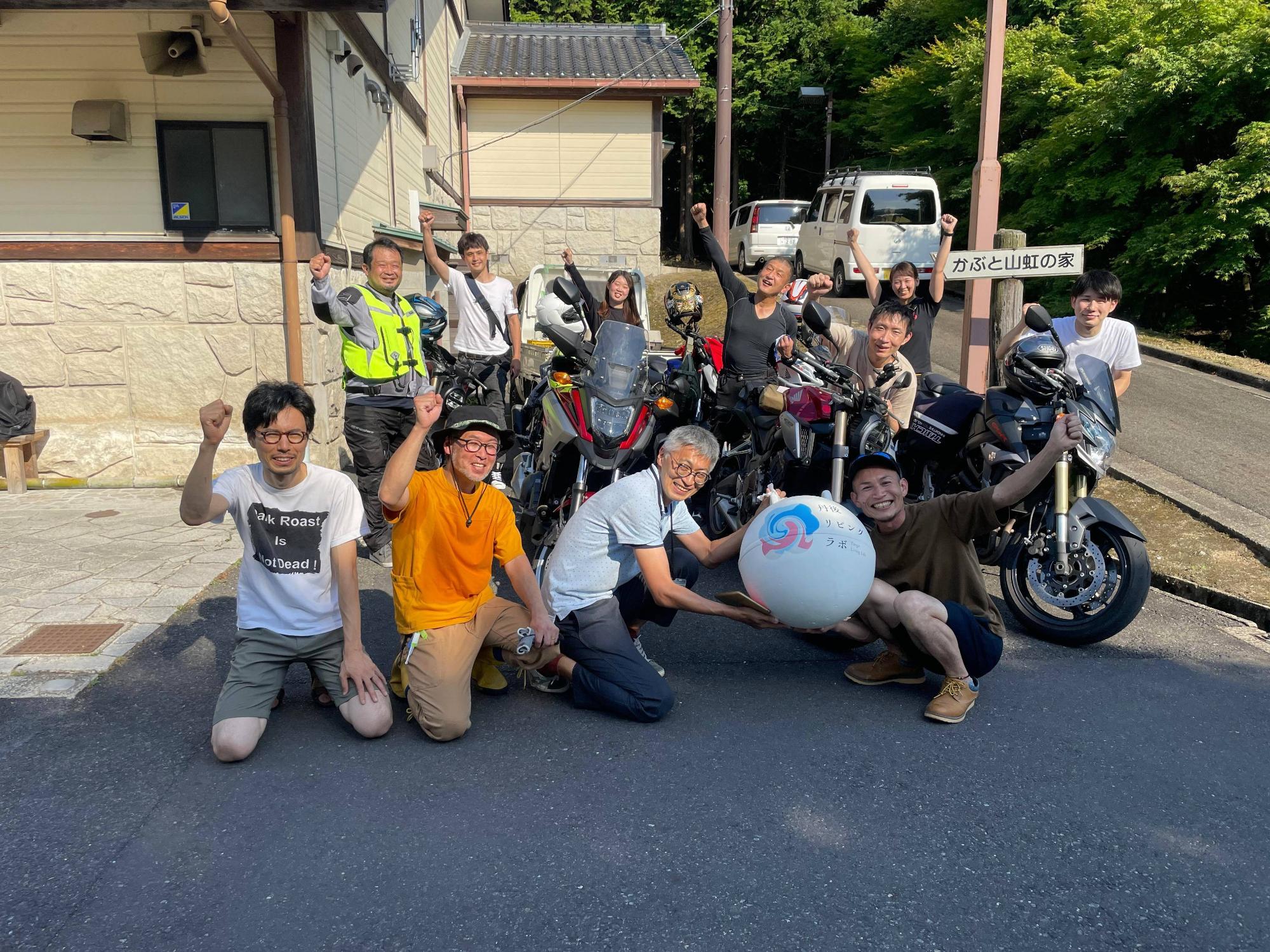 虹の家での集合写真