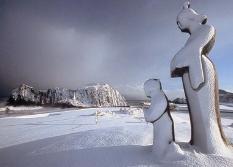 雪化粧の立岩