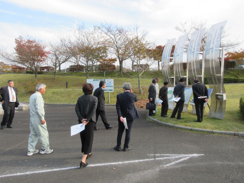 委員による公園視察の様子の写真