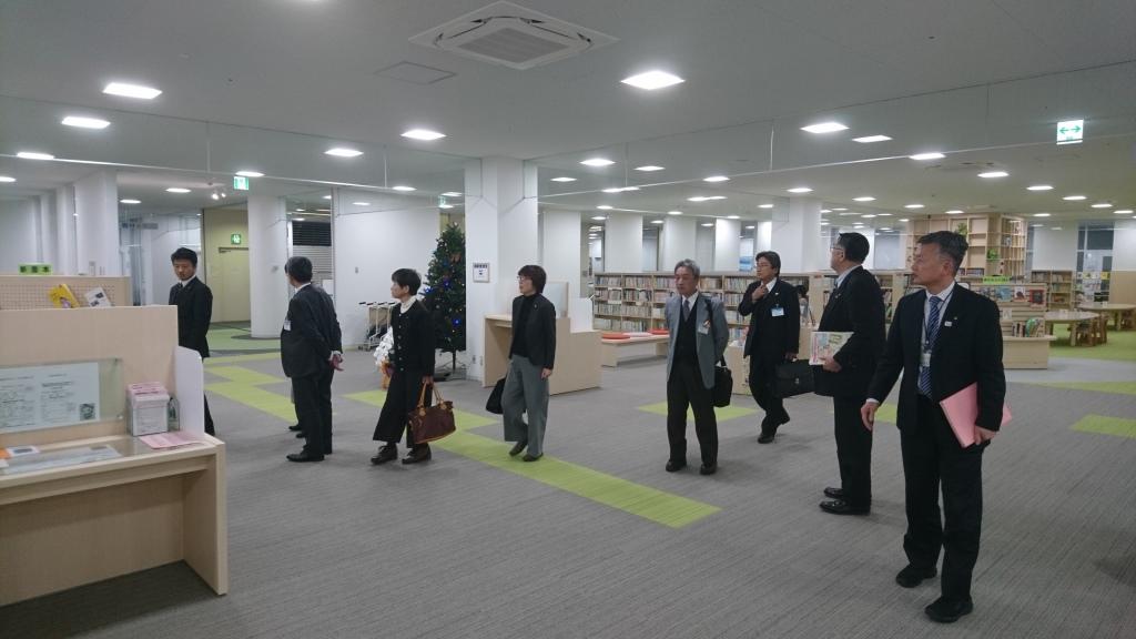図書館を視察する委員の写真