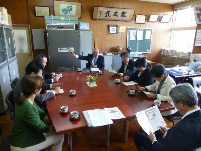委員による懇談会の様子の写真