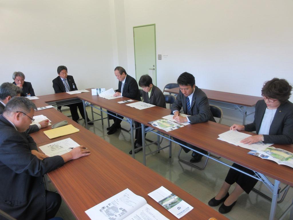 委員による懇談会の様子の写真