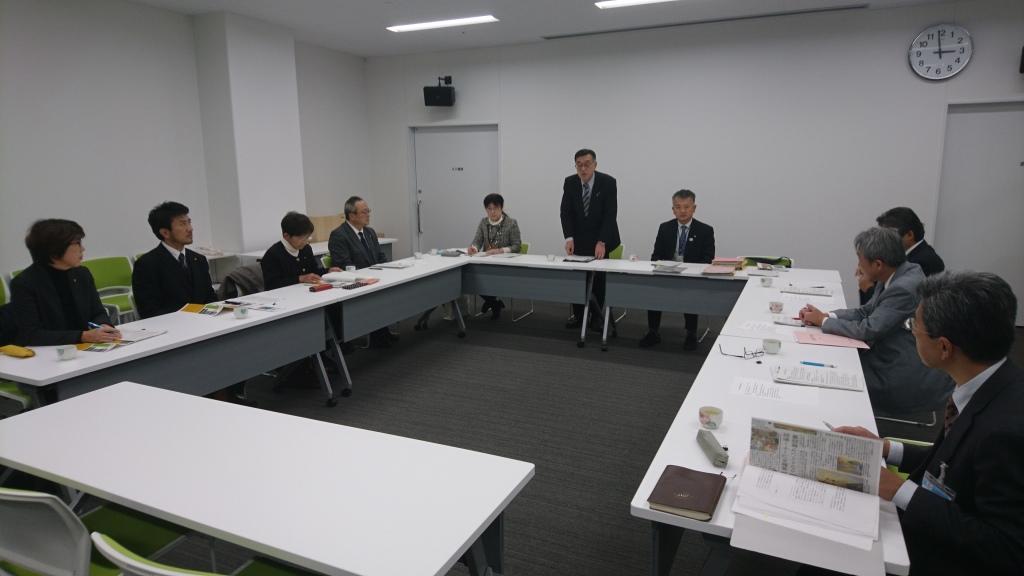 委員による懇談会の様子の写真