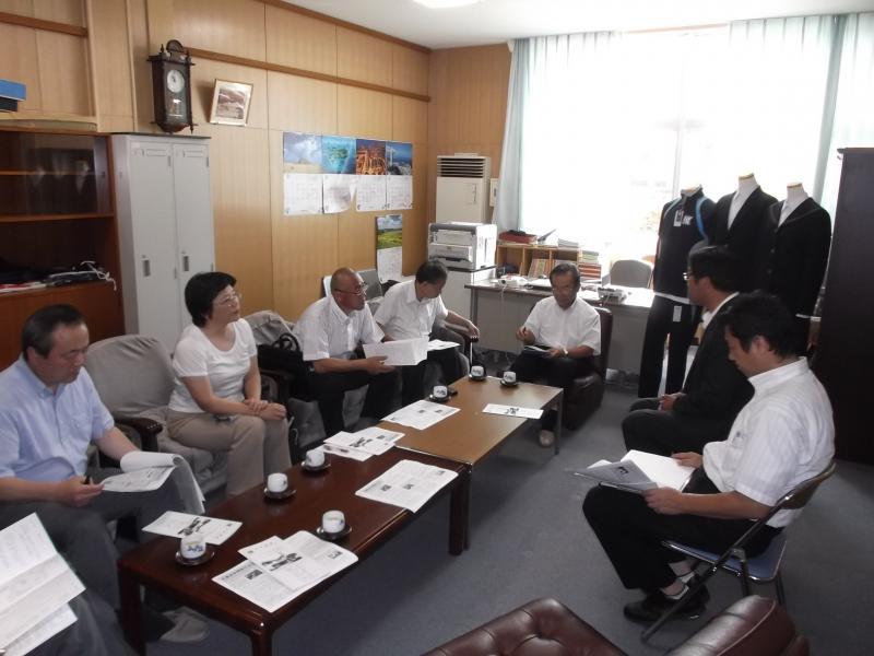 久美浜中学校視察の様子の写真