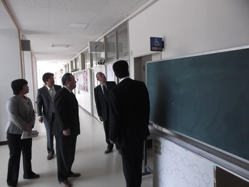 高龍小学校視察の様子の写真
