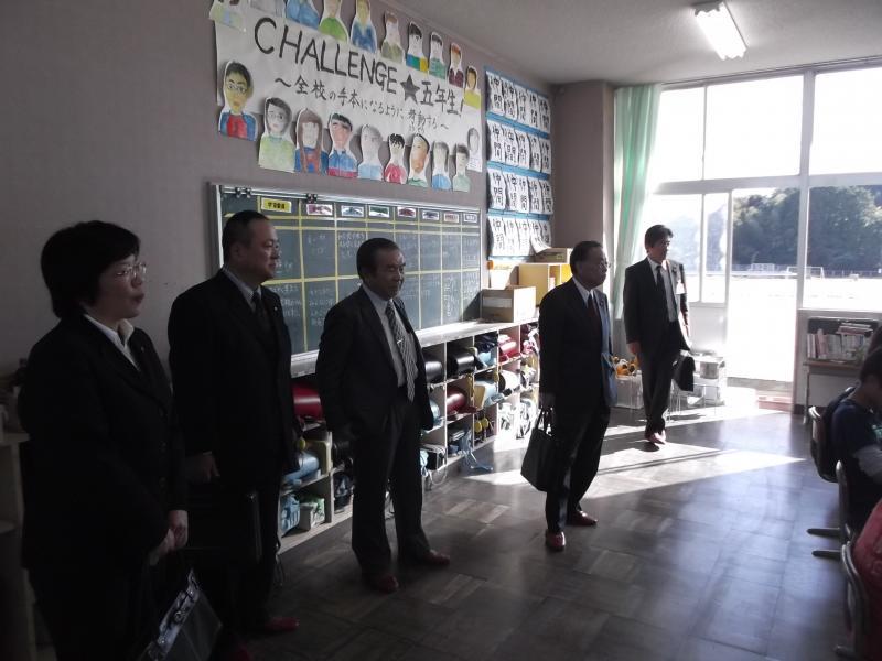 弥栄小学校視察の様子の写真