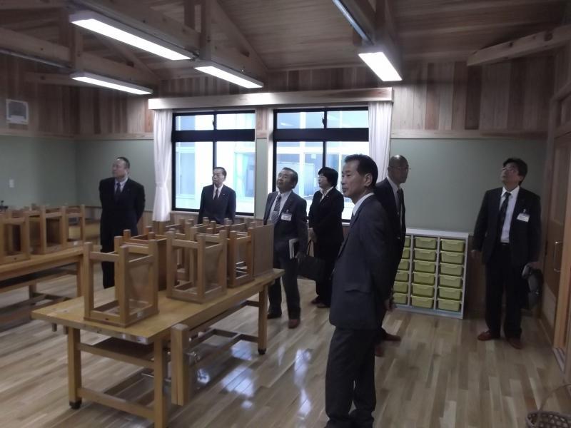 弥栄小学校視察の様子の写真