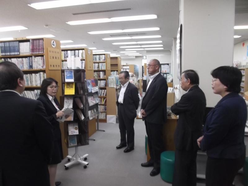 平成28年度視察峰山図書館の見学の様子の写真
