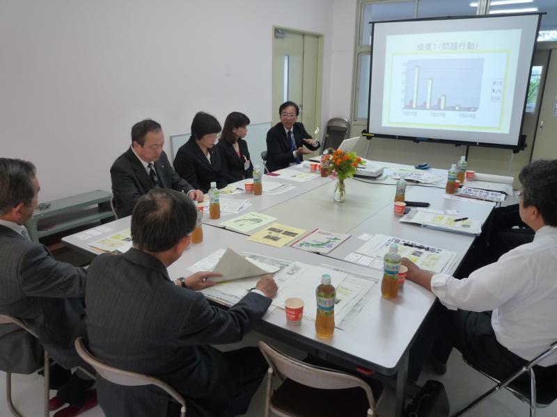 平城西中学校視察の様子の写真