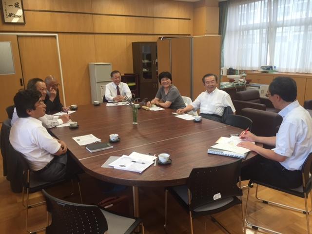 教育委員会による網野中学校視察の風様子の写真