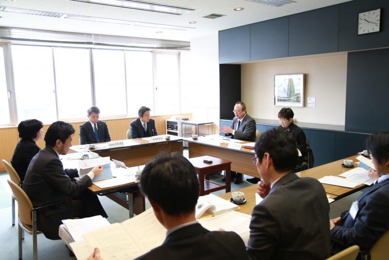 会議室での会議の様子の写真