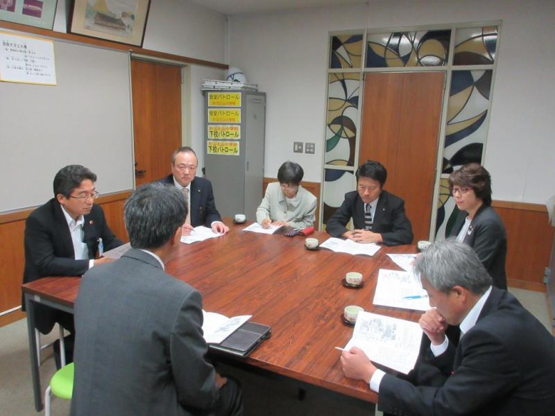 委員による懇談会の様子の写真