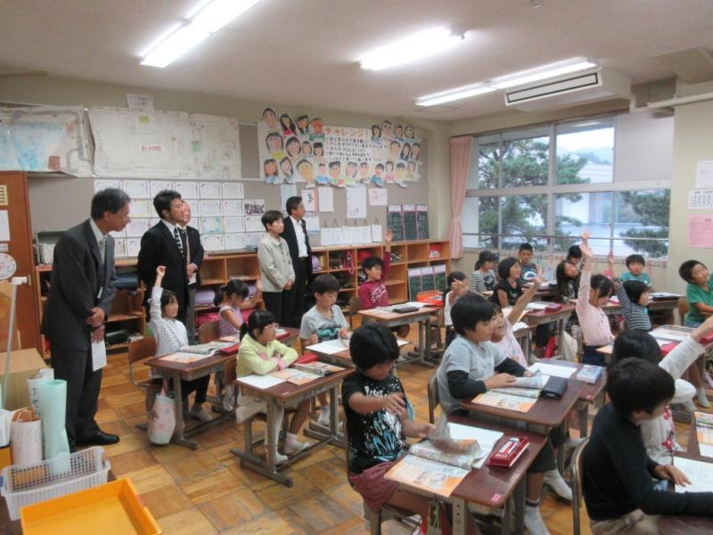 児童の授業参観の様子の写真