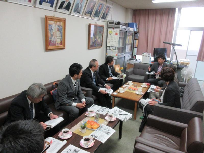 校長と委員の懇談の様子の写真