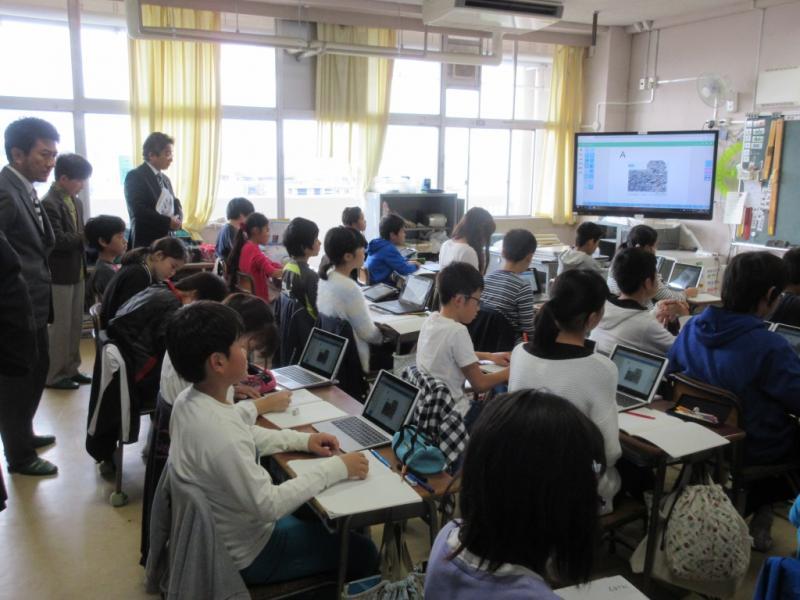 児童の授業参観の様子の写真