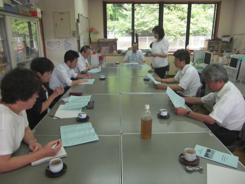 委員による懇談会の様子の写真