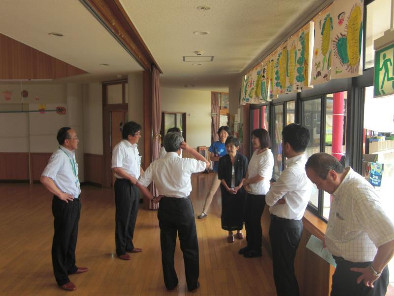 委員による懇談会の様子の写真
