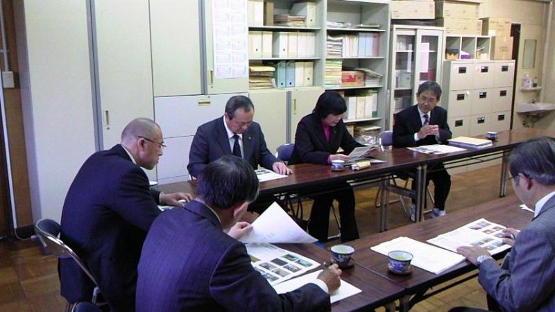 間人中学校再配置前の状況視察の様子の写真