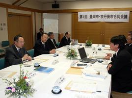 主要施策などの情報交換を行う中山泰京丹後市長(左端)と中貝宗治豊岡市長(右端)