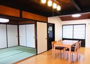 黒部お試し住宅のダイニングには机と4つのイスがあります