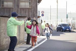 ボランティアによる地域防犯活動の様子の写真