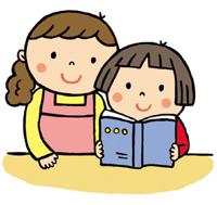 読書をしている児童の隣に大人