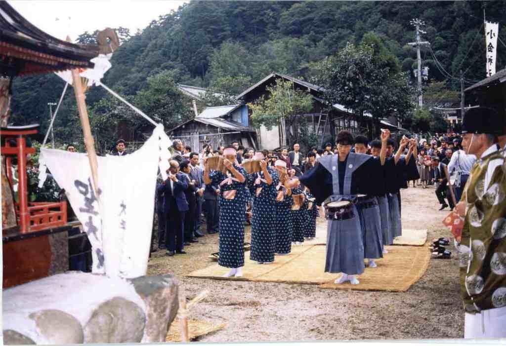 野中の田楽の様子の写真