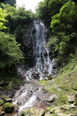 雄大な霧降の滝の写真