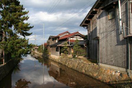 京丹後市久美浜湾沿岸の商家建築群と街なみの景観写真