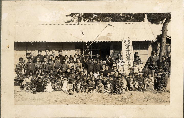 小浜での臨時託児所(大林寺)での子どもたちの集合写真