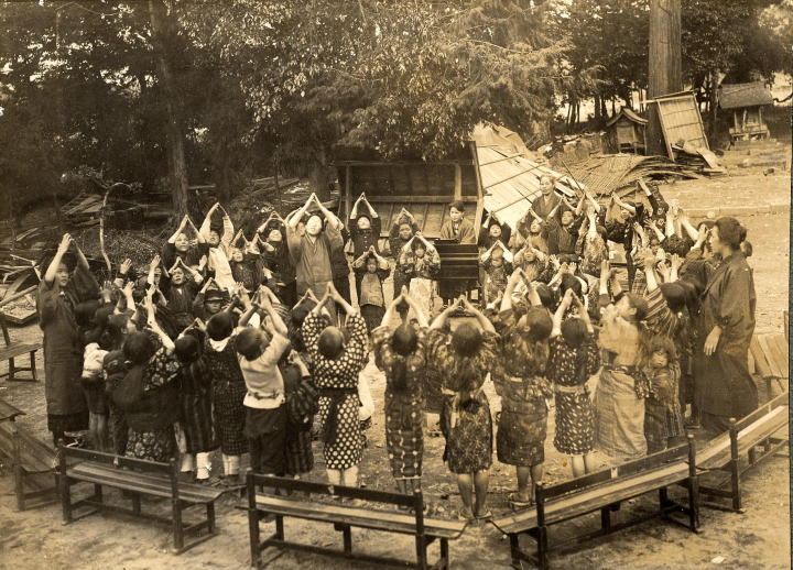 春日神社境内でお遊戯をする子どもたちの様子の写真1
