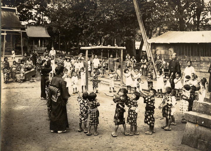 春日神社境内でお遊戯をする子どもたちの様子の写真2