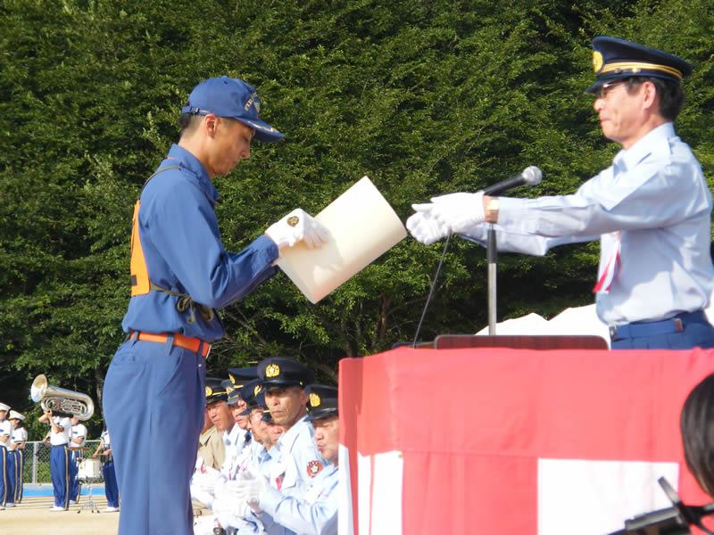 (写真)表彰状を受け取る大同班長
