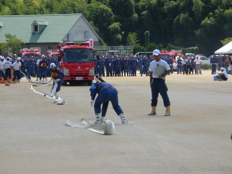 (写真)ポンプ車操法を行っている様子(1)