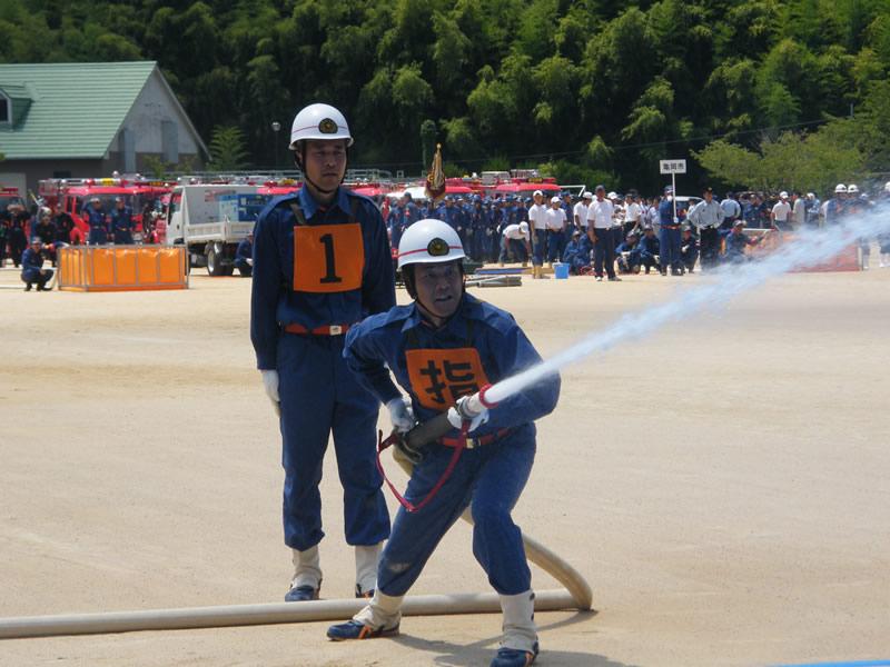 (写真)ポンプ車操法を行っている様子(3)