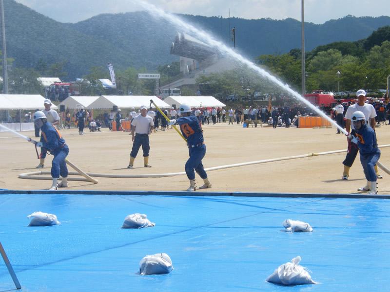 (写真)ポンプ車操法を行っている様子(2)