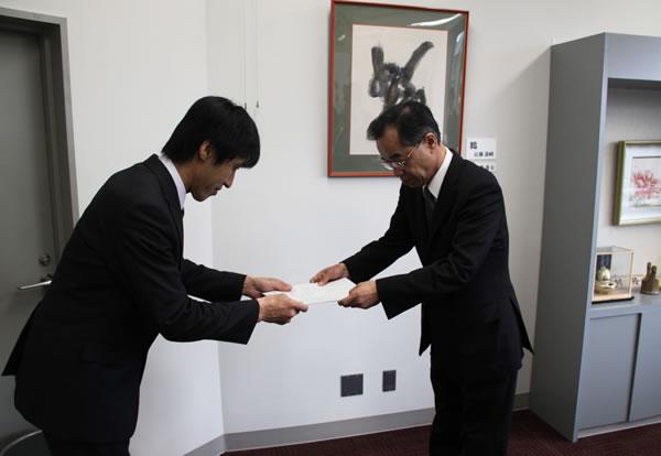 写真:防衛省からの回答書を受け取る大村副市長