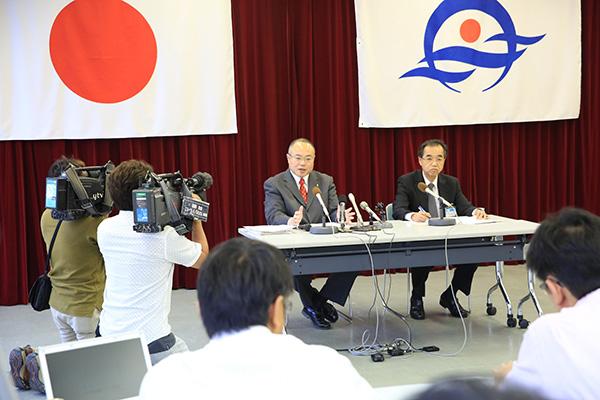 Xバンド・レーダー受け入れの記者会見を開く中山市長の写真