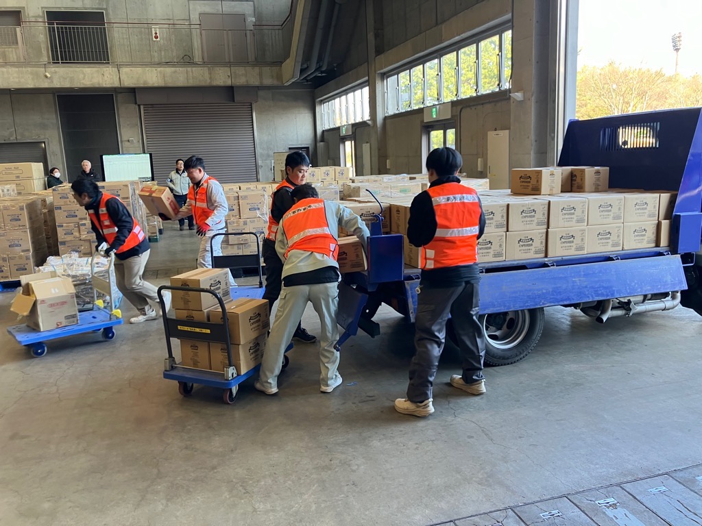支援物資荷下ろしの様子
