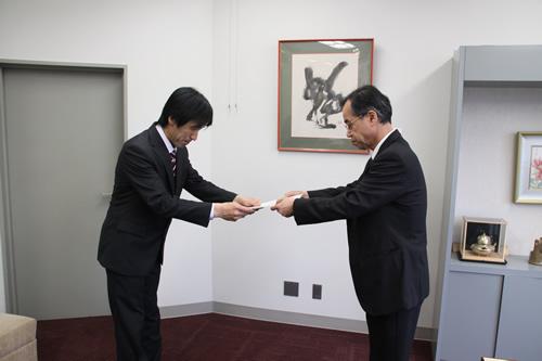 防衛省へ質問書を提出する大村副市長の写真