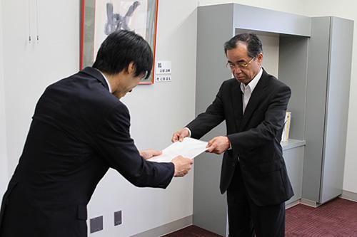 写真:再質問書に対する防衛省からの回答書を受け取る大村副市長